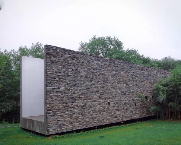 Antigua Casa Madera Con Césped Verde Árbol — Foto de Stock