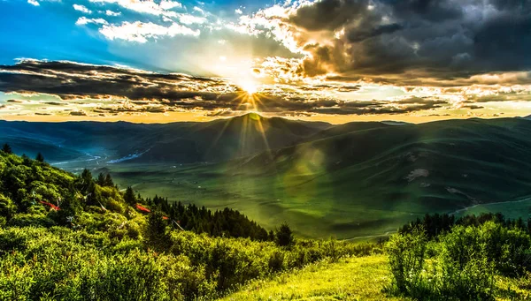 Schöner Sonnenaufgang Den Bergen — Stockfoto