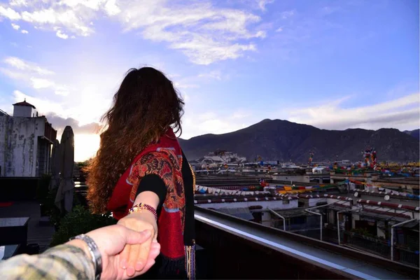 Mujer Vestido Rojo Con Una Mochila Techo Ciudad — Foto de Stock