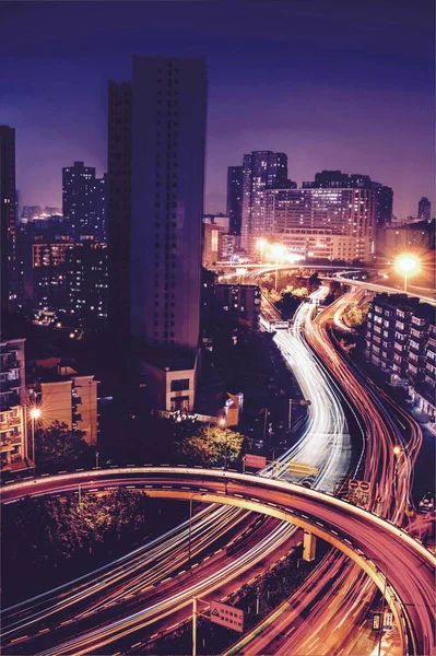 夜の街の交通は — ストック写真