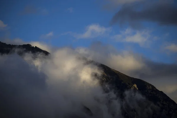 Nuvens Nas Montanhas — Fotografia de Stock