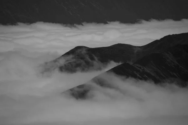 Ορεινό Τοπίο Ομίχλη Και Σύννεφα — Φωτογραφία Αρχείου