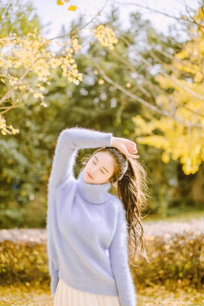 Mujer Joven Parque — Foto de Stock