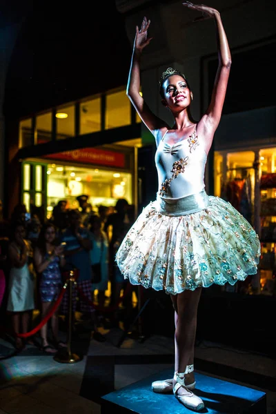 Bailarina Vestido Negro Con Una Hermosa Figura Fondo Danza — Foto de Stock