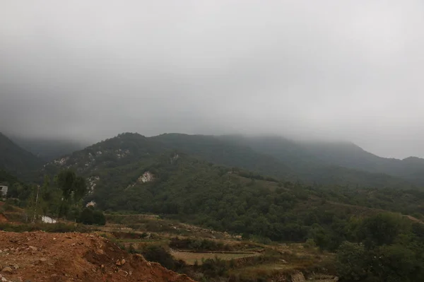 Paisaje Montaña Con Niebla Montañas — Foto de Stock