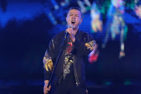 Retrato Joven Guapo Con Traje Cantando Con Micrófono Sobre Fondo — Foto de Stock