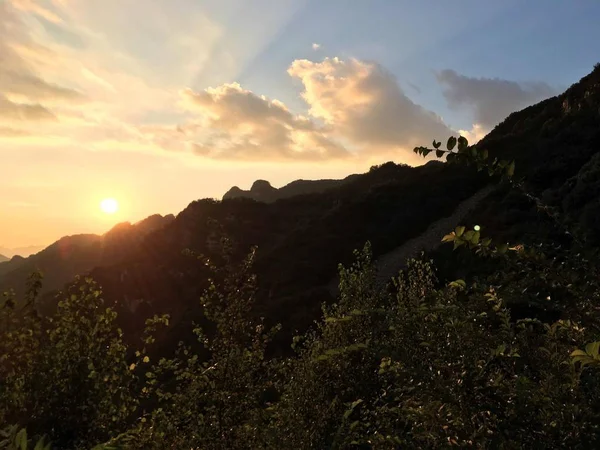 Puesta Sol Sobre Paisaje Montaña — Foto de Stock