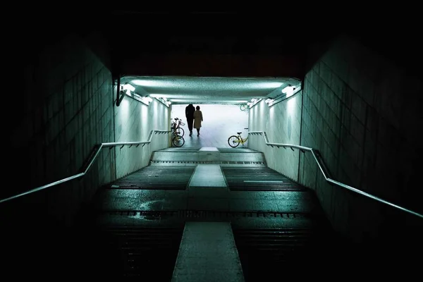 Silueta Hombre Caminando Por Ciudad — Foto de Stock