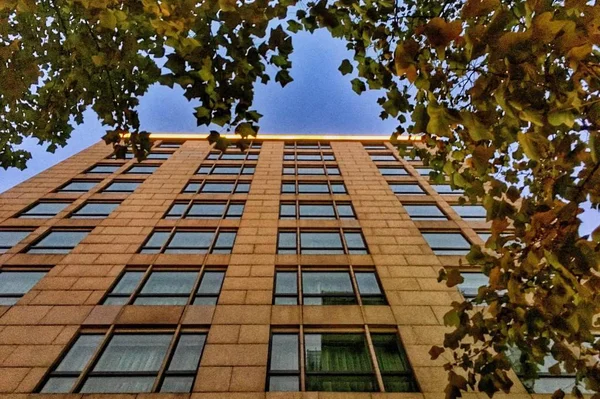 Edificio Moderno Con Reflejo Cielo — Foto de Stock