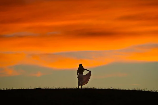 Silueta Una Mujer Campo Con Puesta Sol — Foto de Stock