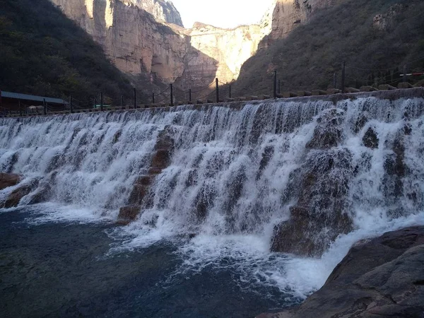 Hermosa Cascada Sobre Fondo Natural — Foto de Stock