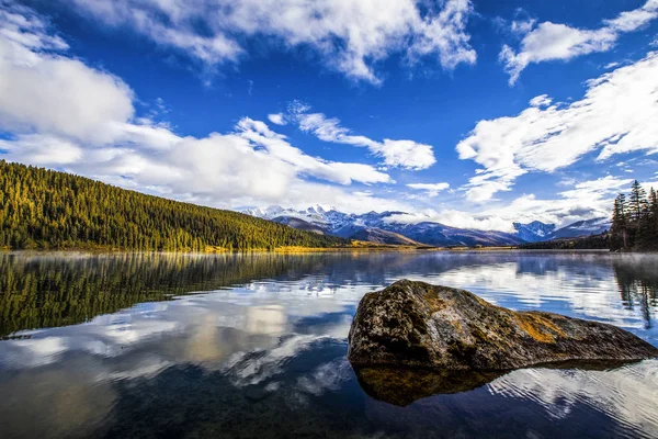 Beau Lac Dans Les Montagnes — Photo