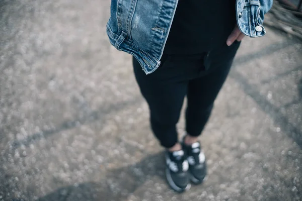 Primer Plano Las Piernas Femeninas Jeans Zapatillas Deporte Pie Suelo — Foto de Stock