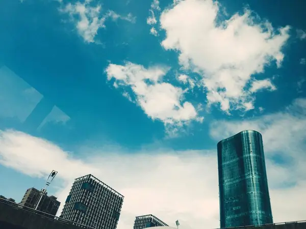 Edificio Moderno Con Nubes Cielo — Foto de Stock