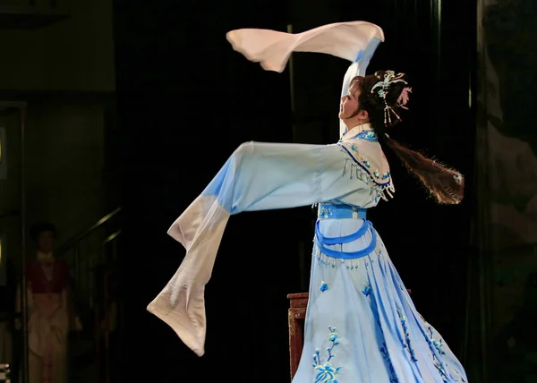 Mujer Joven Vestido Azul Bailando Salón Baile — Foto de Stock