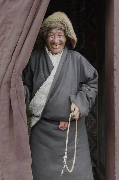 Retrato Una Mujer Mayor Con Traje Tradicional — Foto de Stock