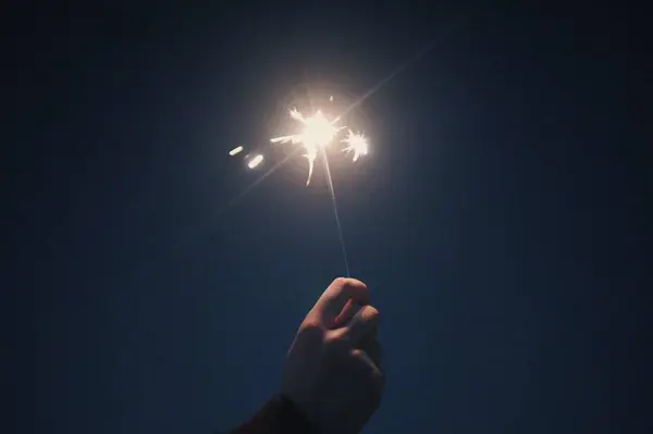 Mână Holding Sparkler Fundal Negru — Fotografie, imagine de stoc