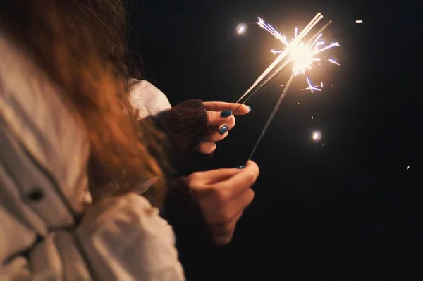 Joven Mujer Sosteniendo Una Vela Encendida Oscuridad — Foto de Stock