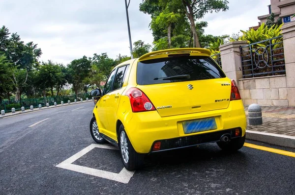 Gran Coche Amarillo Estacionado Carretera Ciudad Florida — Foto de Stock