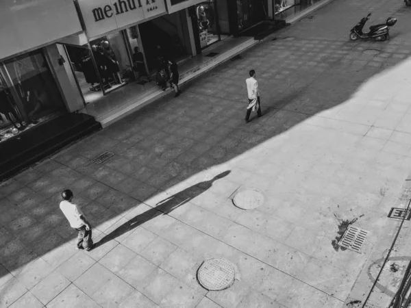 Люди Прогуливаются Городу — стоковое фото
