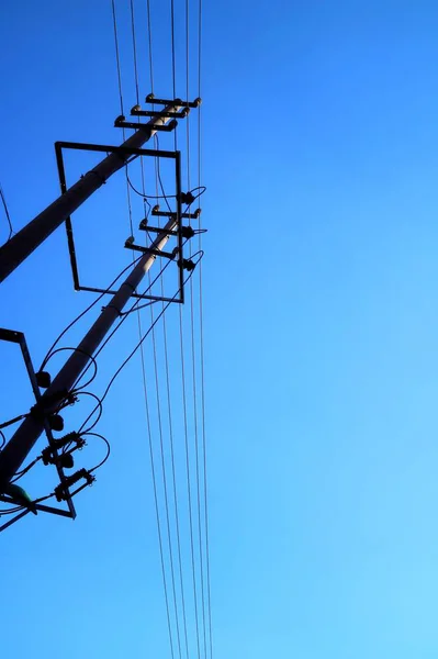 Linee Elettriche Alta Tensione Contro Cielo Blu — Foto Stock