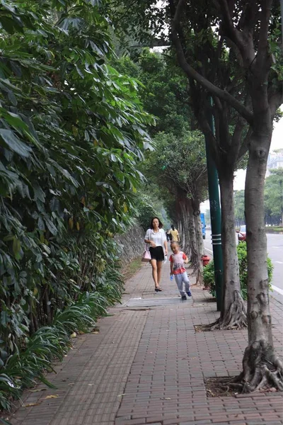 Mujer Joven Caminando Parque — Foto de Stock