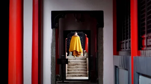Kobieta Czerwonej Sukience Stojąca Schodach — Zdjęcie stockowe