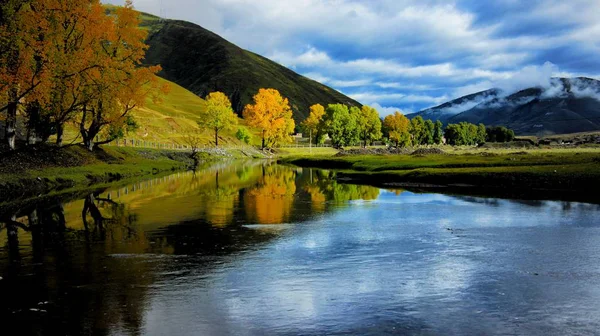 Hermoso Paisaje Con Lago Montañas — Foto de Stock