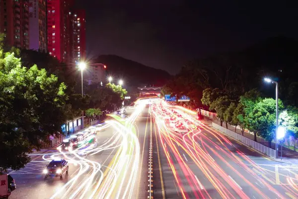 夜の街の交通は — ストック写真