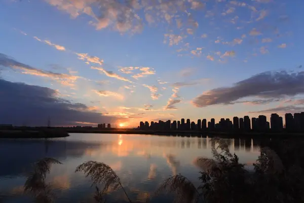 Puesta Sol Sobre Lago Por Noche — Foto de Stock