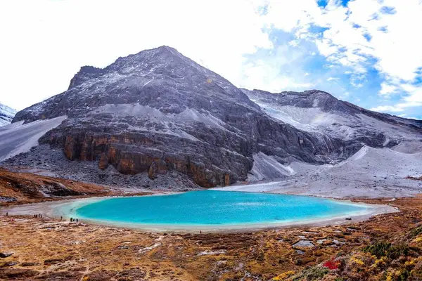 Alplerin Dağlarında Dağ Gölü — Stok fotoğraf