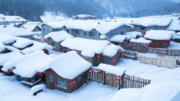 Paisaje Invernal Con Casas Cubiertas Nieve — Foto de Stock