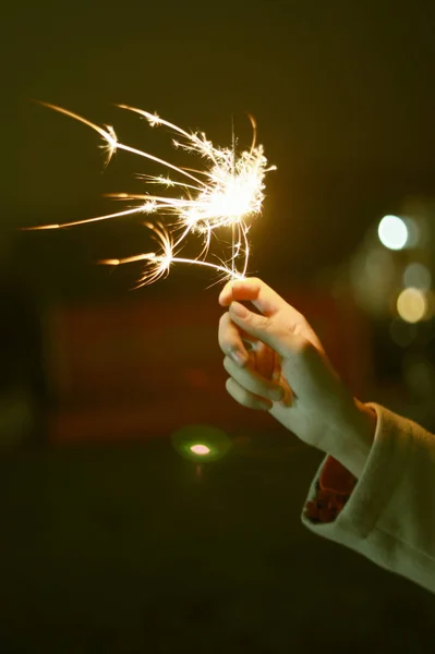 Jovem Mulher Segurando Sparkler Mão — Fotografia de Stock