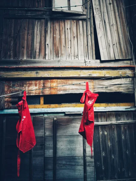 Vestido Rojo Una Casa Madera — Foto de Stock