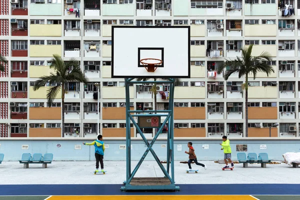 Hombre Mujer Jugando Baloncesto Ciudad — Foto de Stock