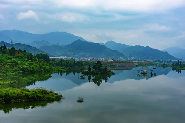 Hermoso Paisaje Con Lago Montañas — Foto de Stock