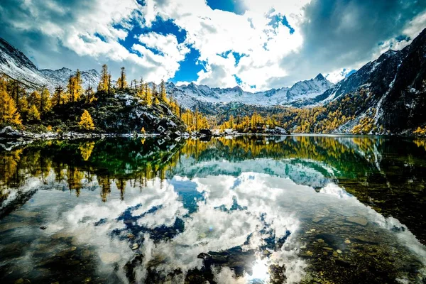 Lago Nas Montanhas Dos Dolomitas Italia — Fotografia de Stock