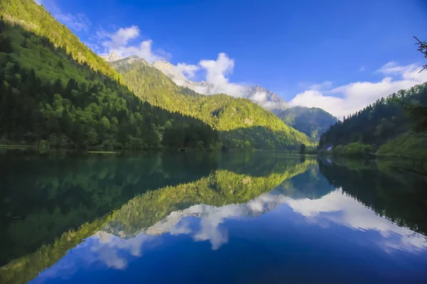 Hermoso Lago Las Montañas — Foto de Stock