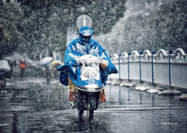 Hombre Montando Una Motocicleta Bajo Lluvia — Foto de Stock