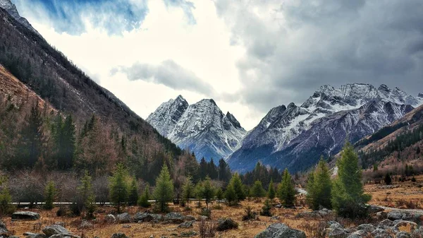 Hermoso Paisaje Natural Cuatro Montañas Niñas — Foto de Stock