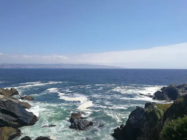 Vista Della Costa Pacifica Dell Oceano Con Cielo Blu — Foto Stock