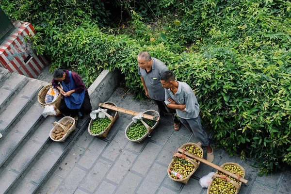 Personas Asiáticas Comiendo Verduras Jardín — Foto de Stock