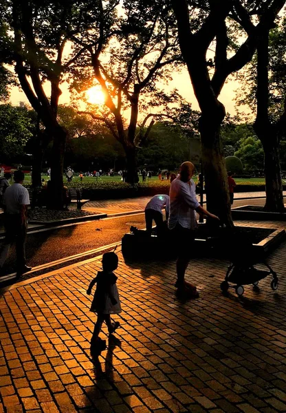 Joven Hombre Una Mujer Caminando Parque — Foto de Stock