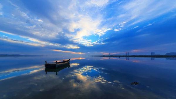 Hermoso Atardecer Sobre Lago — Foto de Stock