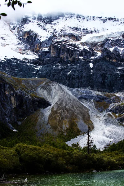 Hermosa Cascada Las Montañas — Foto de Stock
