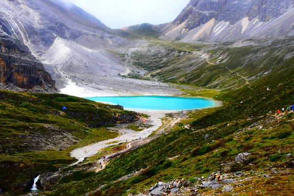 山中的山湖 — 图库照片