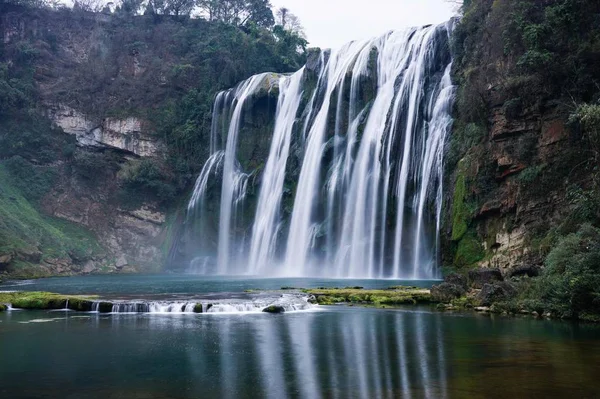 Malowniczy Widok Piękny Wodospad Lesie — Zdjęcie stockowe