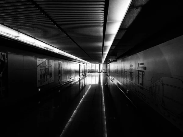 Tunnel Sotterraneo Con Una Grande Finestra — Foto Stock