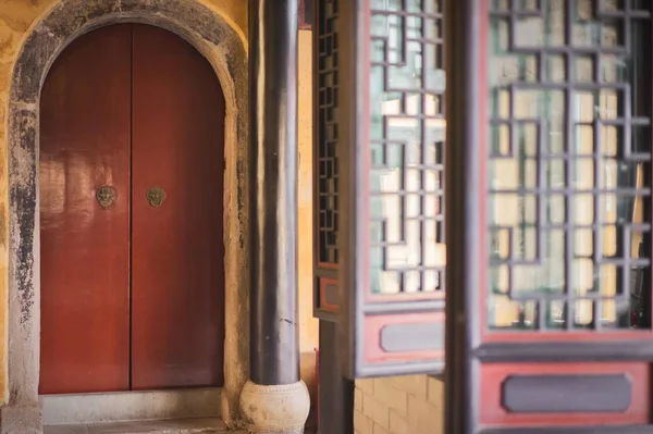 Vieja Puerta Madera Con Una Ventana — Foto de Stock