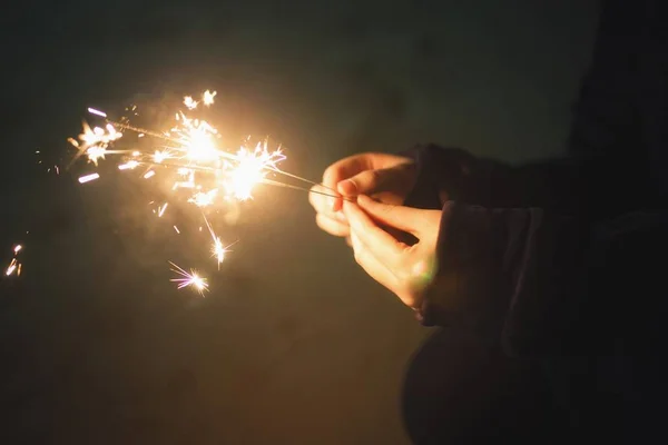 Primer Plano Mujer Sosteniendo Sparkler — Foto de Stock